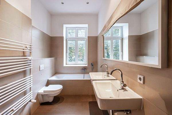 Tageslichtbad mit Dusche und Wanne