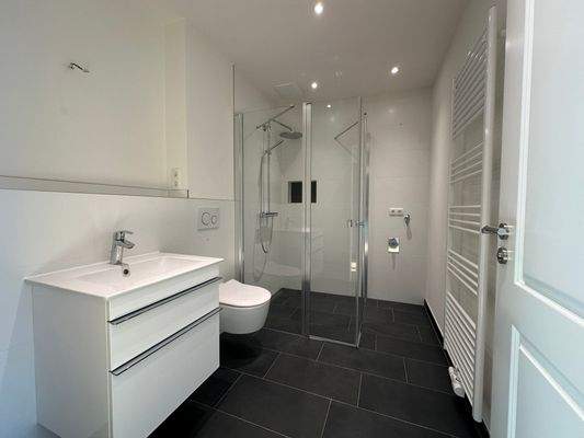 Helles Bad mit bodengleicher Dusche