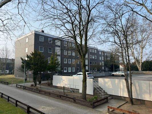 Hausansicht + Parkdeck Leimenweg