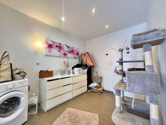 Flur rechte Hausseite EG-Wohnung