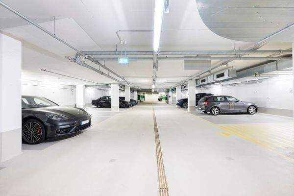 Moderne großzügige Tiefgarage 