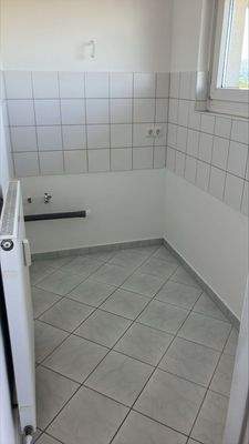 Küche mit weißen Bodenfliesen und Fliesenspiegel