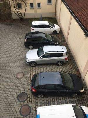 PKW-Stellplätze im Innenhof