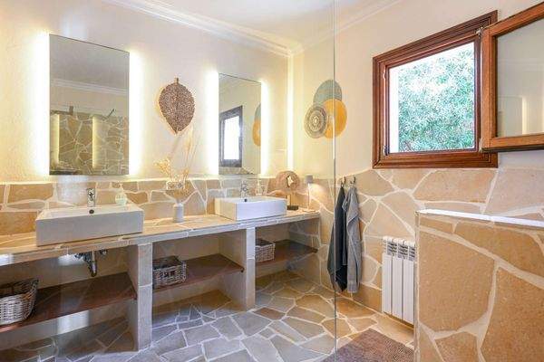 großes Badezimmer ...