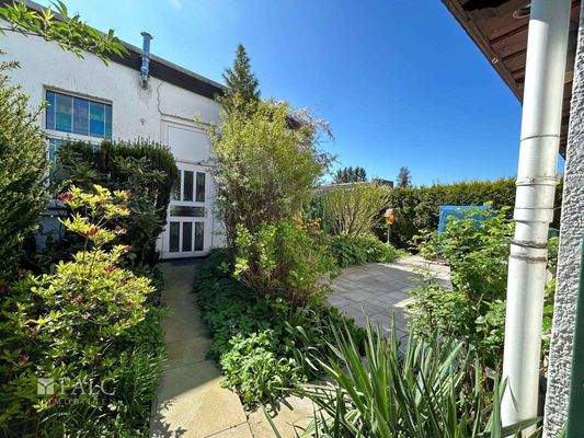 Eingang vom Haus zur Halle