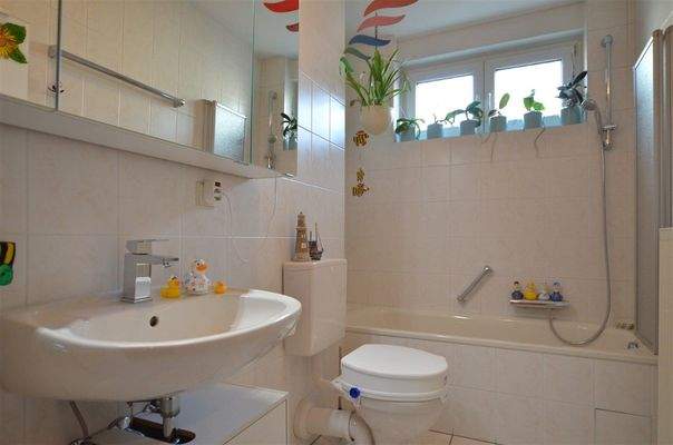 Tageslichtbad mit Duschwanne