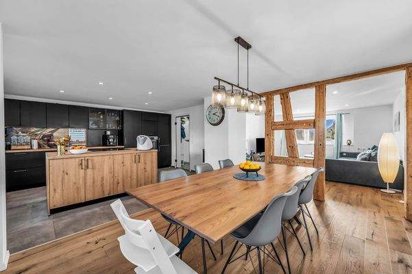 Essecke mit Blick ins Wohnzimmer