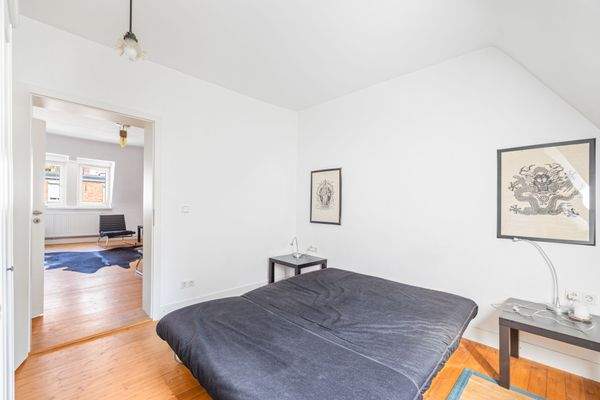 Schlafzimmer DG (Durchgang durch Wohnbereich)