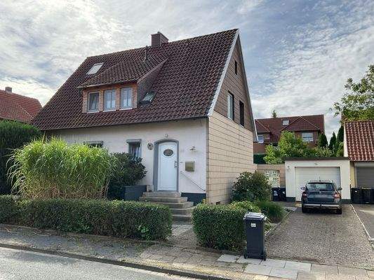 Hausfront Garage und Eingangsbereich