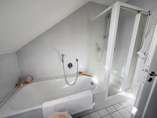Bad mit Wanne und Dusche