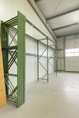 Hallentor Hochregal.JPG