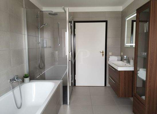 Badezimmer (mit KI neu eingerichtet)