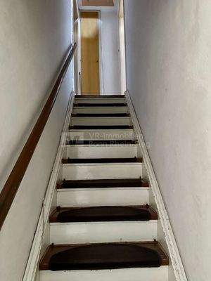 Holztreppe zum Obergeschoss