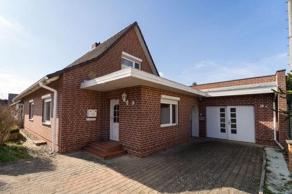 Hauseingang Haupthaus und Garage