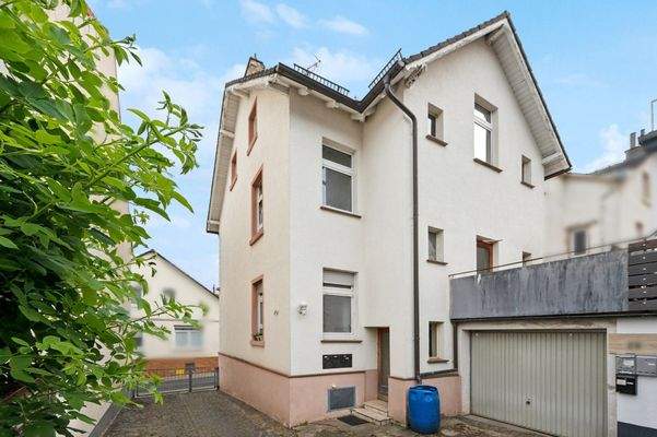  Hofbereich und Garage