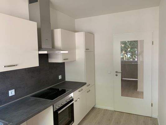 Moderne Küche mit Geräten