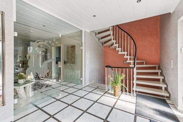 Treppe in das Obergeschoss und den Keller