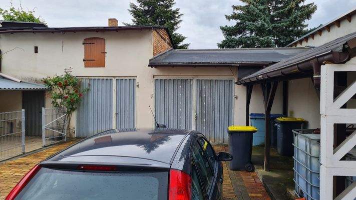 Ansicht Garage und Schuppen