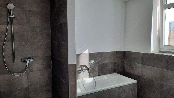 Referenzbad mit Dusche u Wanne