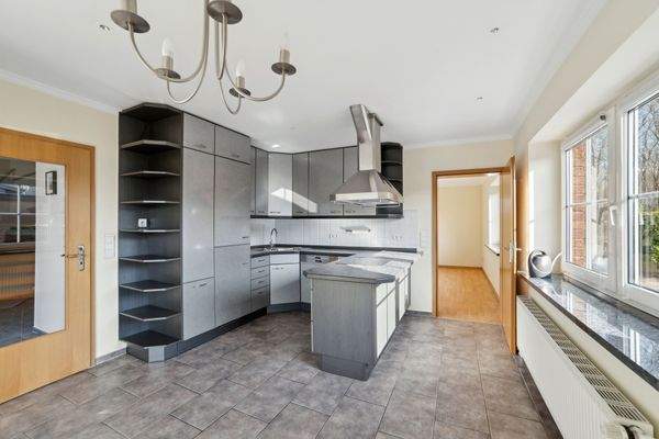 Küche mit Zugang zum Wohnzimmer und der Terrasse