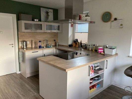 Moderne Einbauküche mit Kochinsel