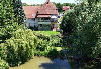 Hausansicht mit See