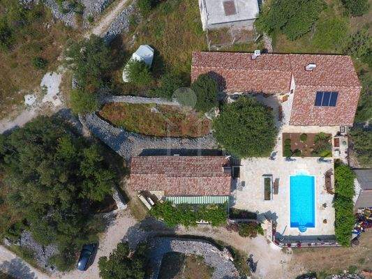 Zwei Steinhäuser und ein Pool erwarten Sie hier