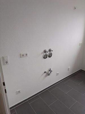 Leere Küche mit Anschlüssen