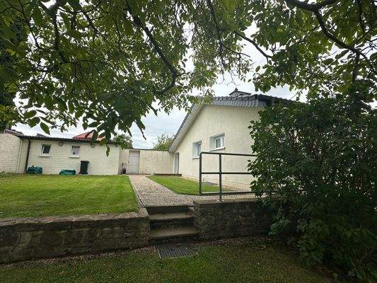 seitlicher Blick zum Haus und Garage