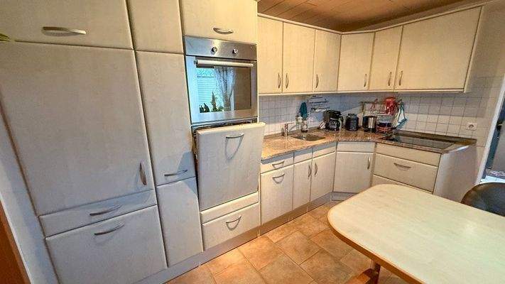 Küche mit Einbauküche