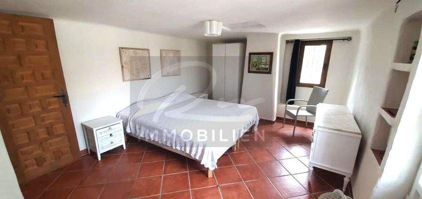 Schlafzimmer mit Balkon und Bergaussicht