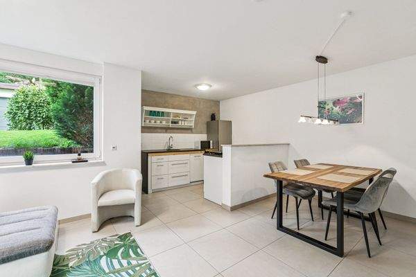 Küche mit Essplatz im Souterrain