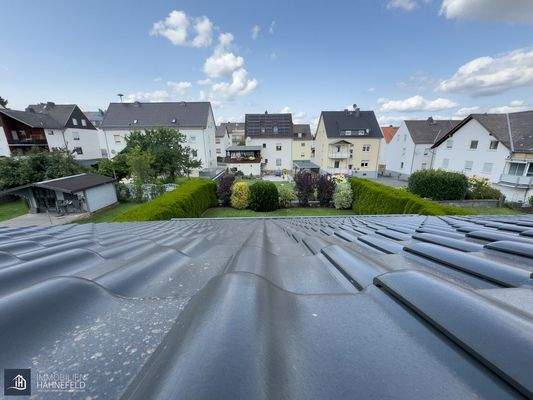 Blick von der Dachterrasse über Wohnhausanbau