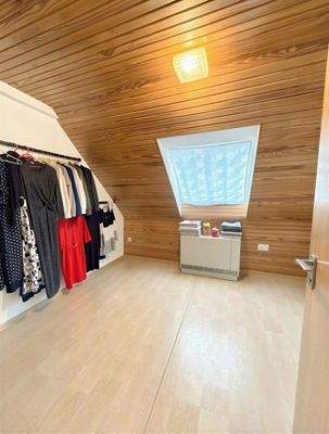 Ankleidezimmer DG. - (KI generiert)