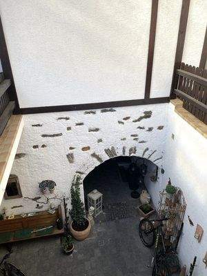 überdachter Innenhof im EG (Zugang zur Straße)