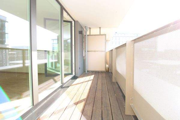 Balkon mit Glasfront