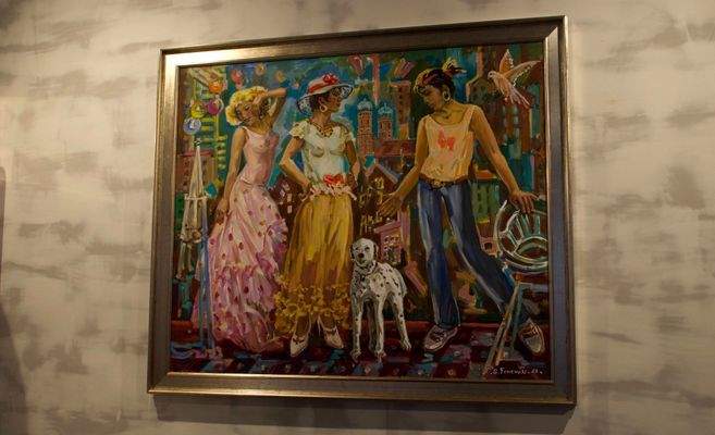 Farbstarkes Gemälde als Blickfang im Büro – unters