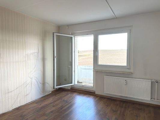 Wohnzimmer mit Balkon.jpg