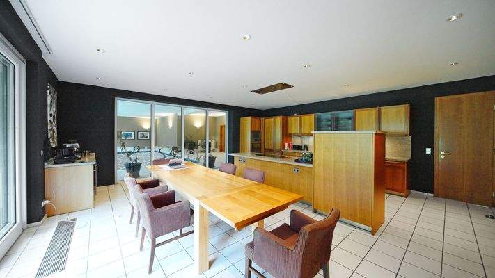 Küche mit Blick zum Pool