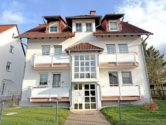 Frontansicht der Wohnung in der Hochparterre links