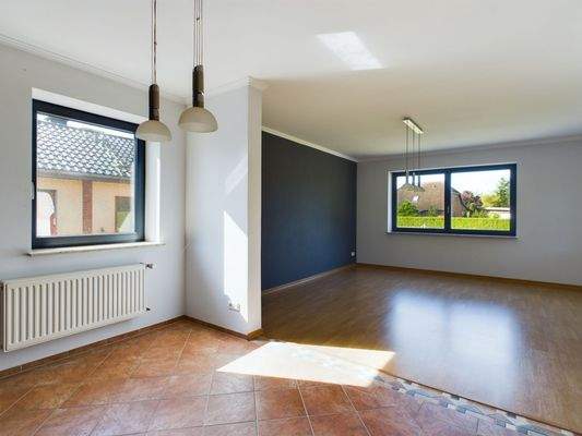 Esszimmer mit Blick ins Wohnzimmer