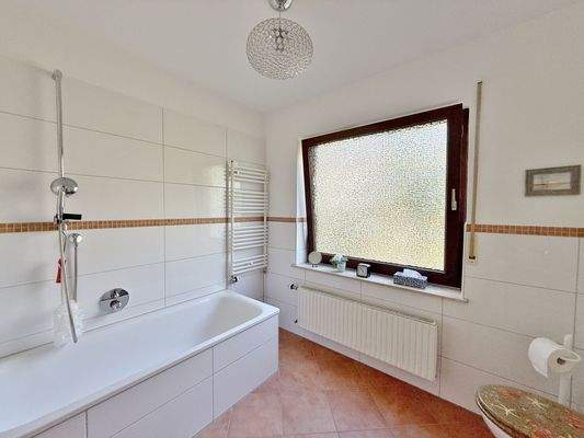 Anbau / EG-Wohnung / Tageslicht-Wannenbad