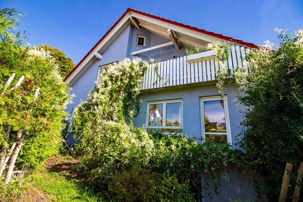 Hausansicht vom Vorgarten