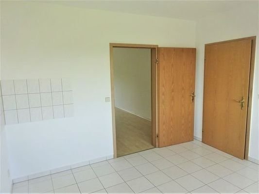 Wohnküche und Blick zum WoZi + Flurtür