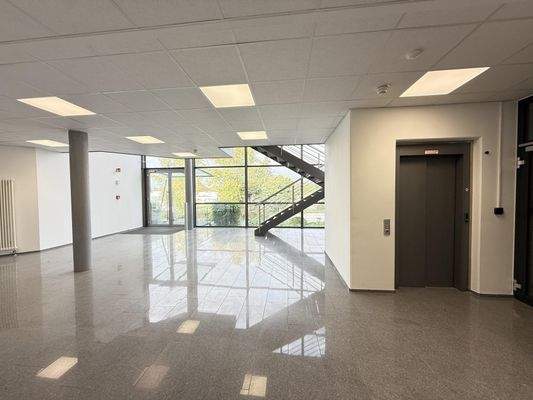 EG  Foyer  mit Aufzug