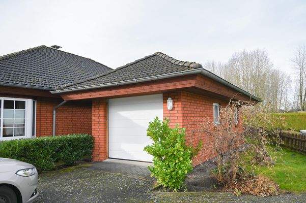 Garage mit elektrischem Tor