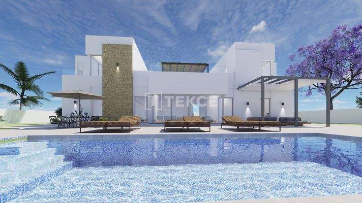 Detached Villa with Pool Near the Beach in Torrevieja Alicante