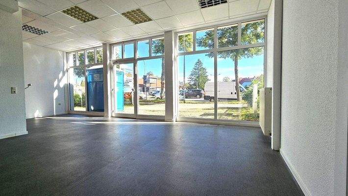 Ladenfläche mit großer Fensterfront