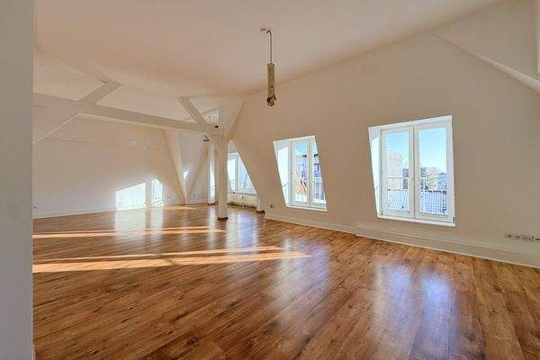 große Fensterflächen im lichtdurchfluteten Wohnbereich