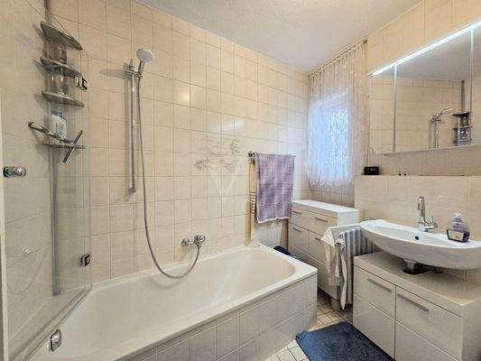 Bad in der Wohnung im Obergeschoss